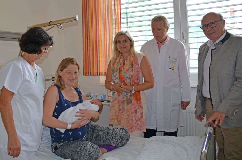 0813 Goldberg Klinik Pflegerin Waldtraud Winkler Mutter Susanne Gehr Baby Luisa M Dr. Naim Shabani Landrat Martin Neumeyer